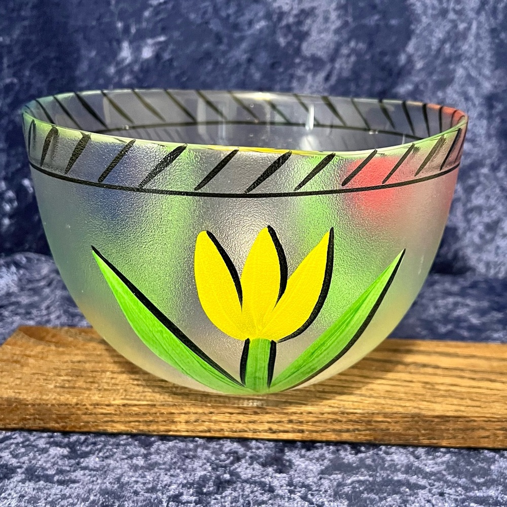 Kosta Boda Tulip Serving‎ Bowl Signed-Artist Ulrica Hydman Vallien 8.5” Diameter